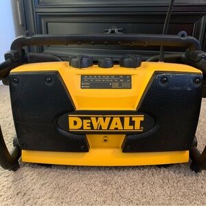 DEWALT DW911 CHARGER/RADIO